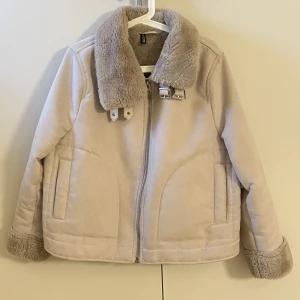 Aviator jacka mocka   - Säljer denna fina aviator jackan från H&M i ett mocka likt material. Använd ett fåtal gånger men är i ett gott skick. Perfekt till höst/vinter.