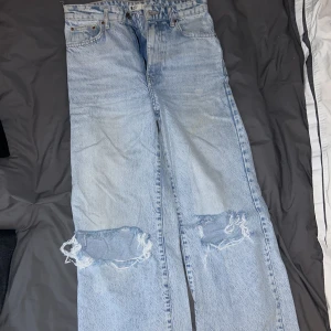 Jeans  - Jeans med hål. Fråga Gina tricot. 