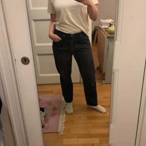 Jeans - Mid waist, ganska rak i benen. Jag (på bild) är 165cm och brukar använda M. Står ingen storlek men gissar 29 i bredd och 30 i längd. Från svenska Julian Red. Blåsvart i färgen.  