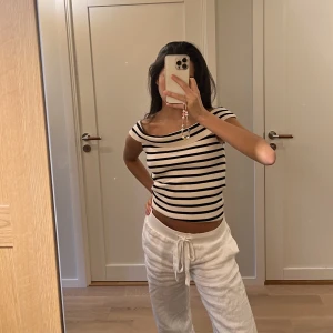 Topp Zara - Off shoulder topp från Zara. Köpt i Paris 🩵 i toppskick, säljer för att den används för sällan !! 🪽