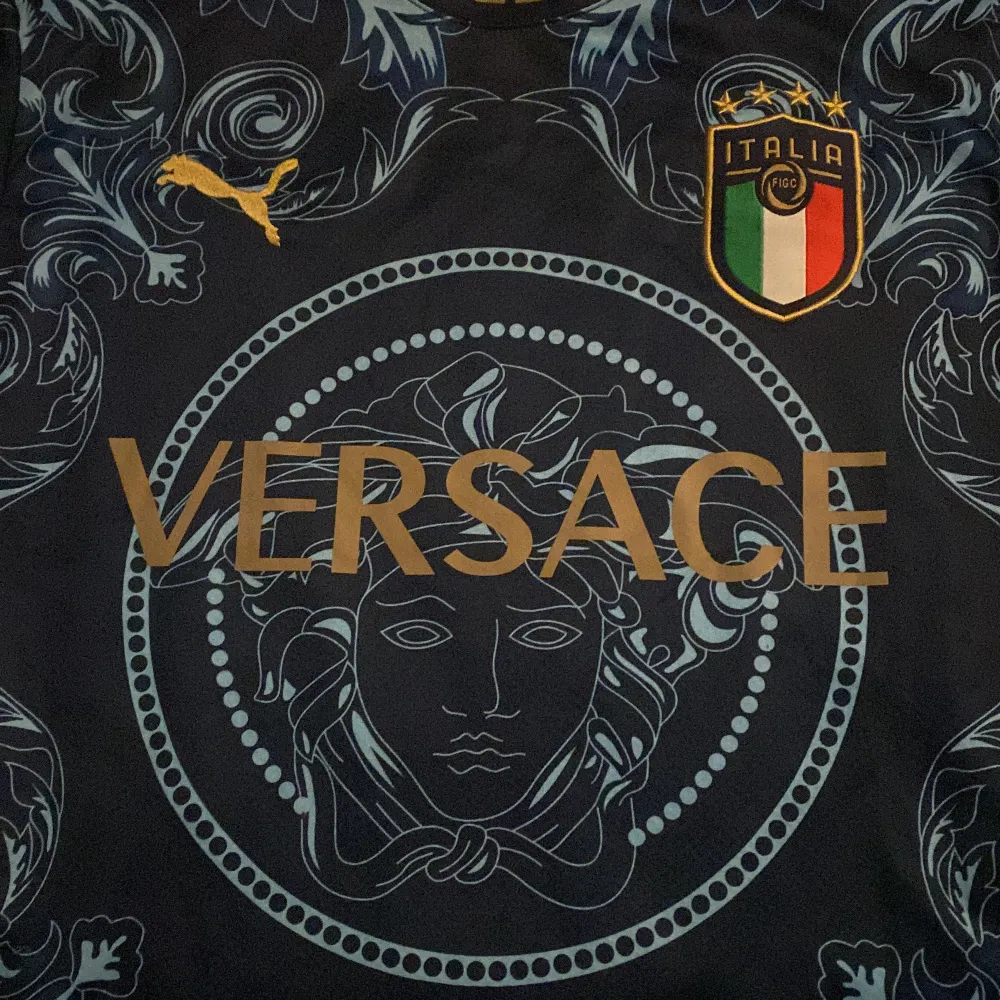 Italiensk fotbollströja med Versace på för endast 850 köpt för 2 dagar sen inte använd för att den va för stor. T-shirts.