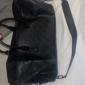 Louis Vuitton Keepall bag - Hjälper en vän sälja sin LV keepall bag. Skit snygg väska som e svår o få tag på till ett bra pris. Äkta Skick 6/10 Vid frågor eller intresse tveka inte på o höra av dig!! Pris går att diskutera vid snabb affär!