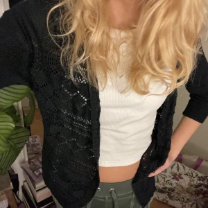 Virkad kofta  - Säljer denna super fina virkad topp från JDY. Svart med fina detaljer, kort i armen. Hör gärna av vid intresse 💞💞