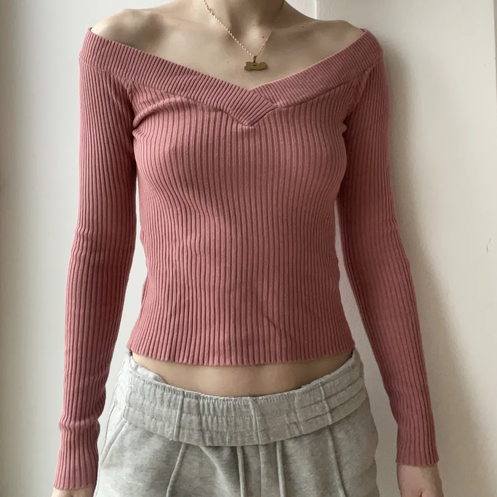 - Ribbad off shoulder tröja från H&M. - Rosa och i stl xs. - Använd men i bra skick.  - Material: 44% viskos, 40% akryl, 16% polyamid. Stretchig. - Djur- och rökfritt hem.  Skriv gärna för frågor eller fler bilder! ✨. Toppar.