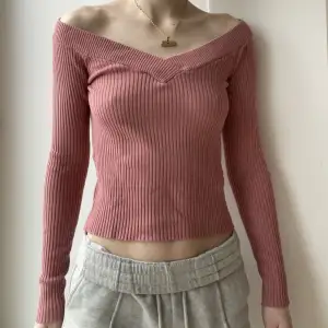 - Ribbad off shoulder tröja från H&M. - Rosa och i stl xs. - Använd men i bra skick.  - Material: 44% viskos, 40% akryl, 16% polyamid. Stretchig. - Djur- och rökfritt hem.  Skriv gärna för frågor eller fler bilder! ✨