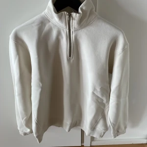 Sip tröja från Zara - Sip tröja från Zara super fint skick. 10/10 i skick. Kommer inte till användning längre därför säljer jag den inget fel på tröjan.