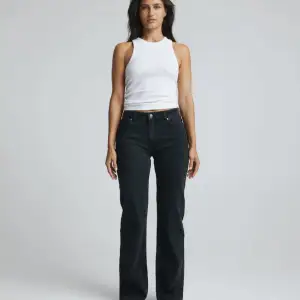 Svarta jeans från bikbok. Low/mid waist. Storlek 25 i midjan och 32 i längd. Säljer eftersom jag tycker att de är lite korta på mig som är 177. Nypris 700.  Köpare står för frakt. Om du vill ha fler bilder är det bara att skriva🩷