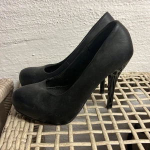 Höga pumps (dammiga från förråd) - Supersnygga sexiga höga pumps. Endast använda ett par gånger. Dammiga då dom stått i förråd 