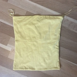 bikbok tubtopp💛 - helt oanvänd tubtopp nypris 159, inköpt i somras på bikbok✨💛 det är dubbeltyg 