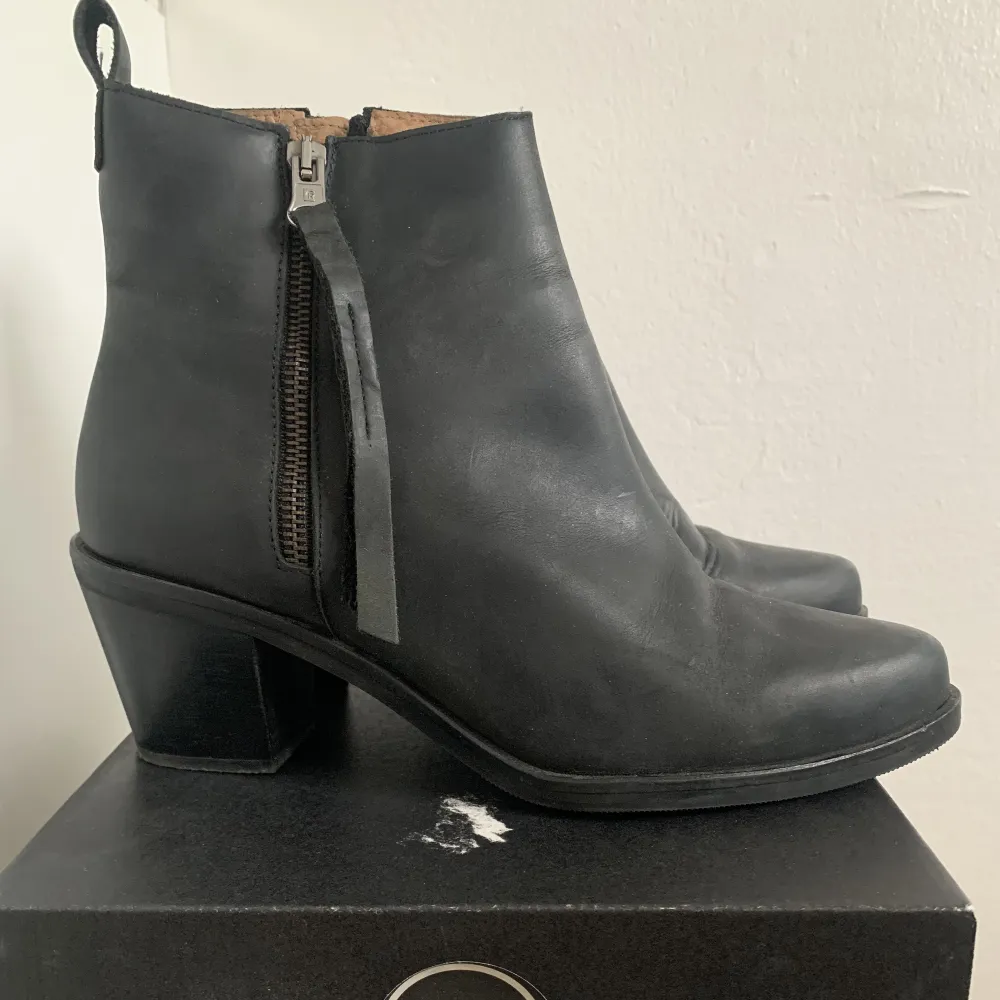 Svarta boots m spetsig tå. I princip nyskick, endast använda vid ett tillfälle pga fel storlek.🖤Nypris var 1300kr. . Skor.