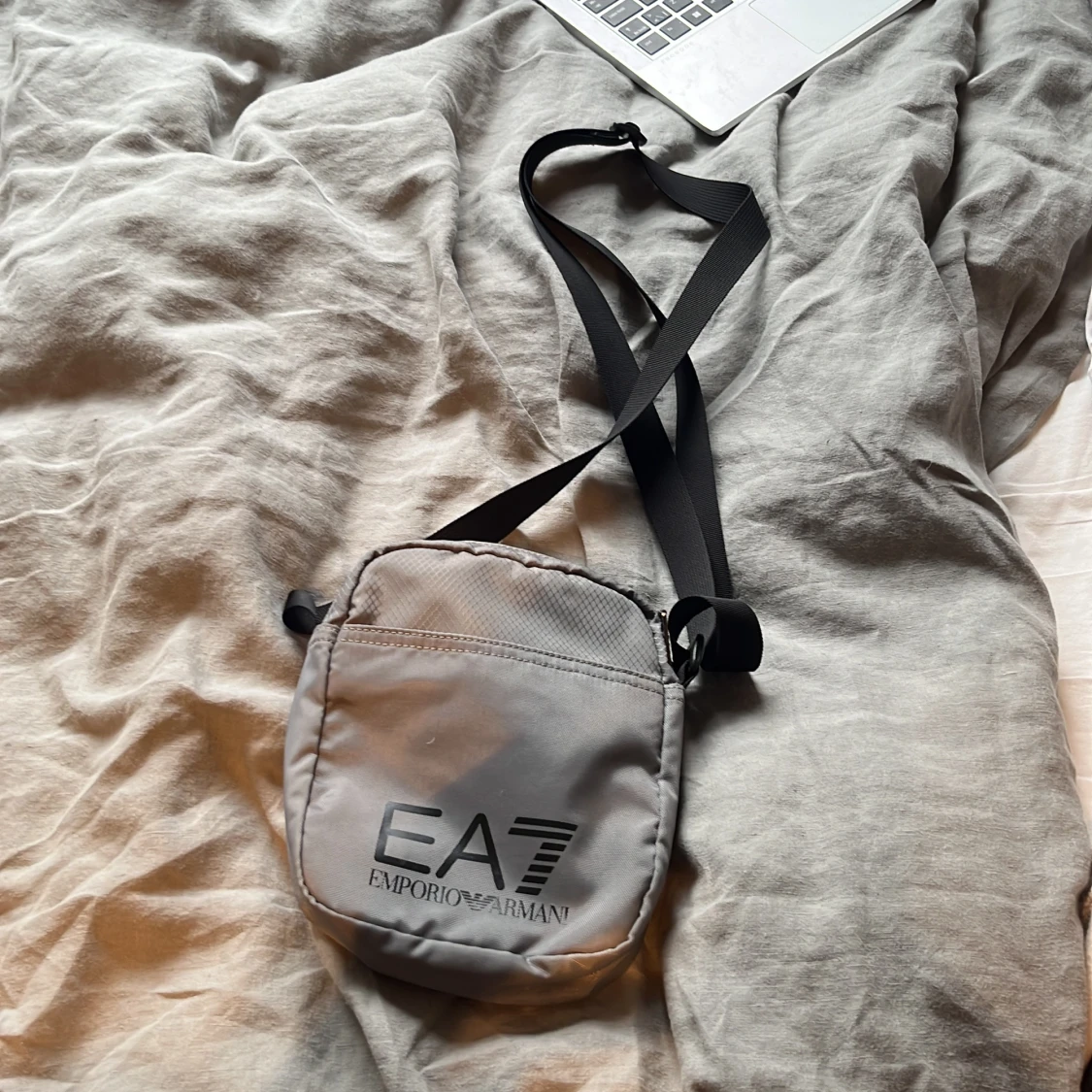 Ea7 axelväska