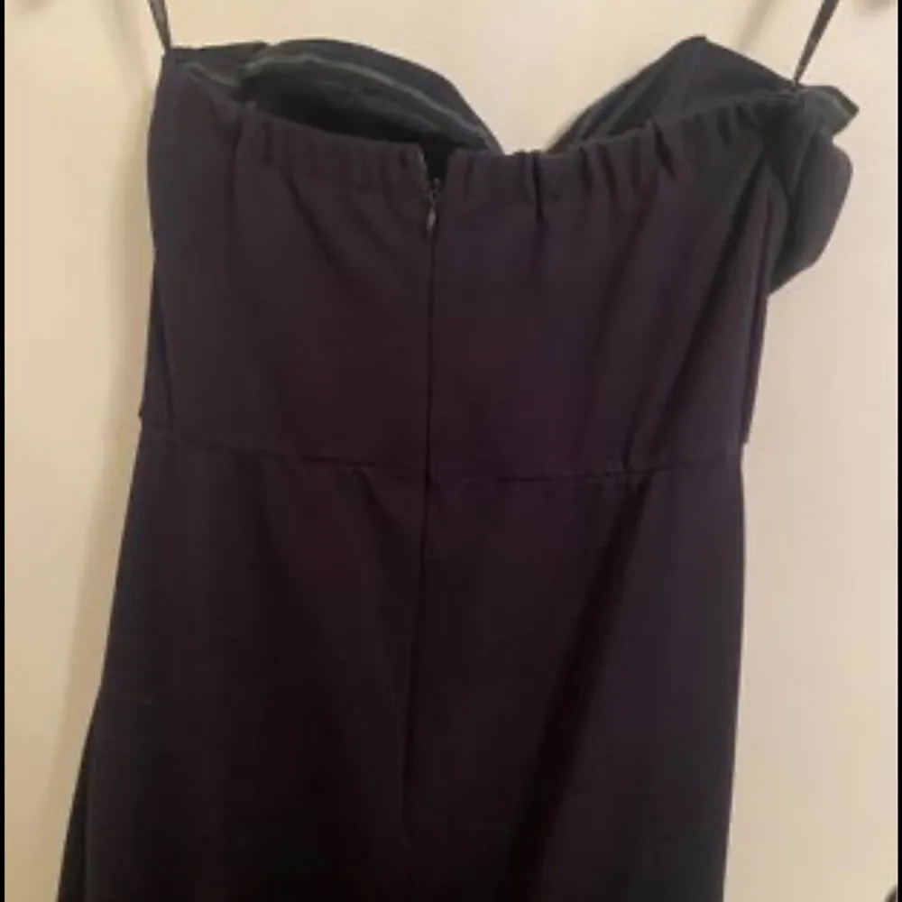 En marinblå lång klänning stretchig med slits vid snabb affär kan priset diskuteras, använd i några timmar. Klänningar.