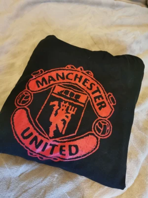 Manchester United hoodie  - Svart Manchester United hoodie använd 1-2 gånger inget fel på den alls säljs ändats för att jag it håller på United längre. Skriv privat vid frågor, förhandling av pris eller intresse