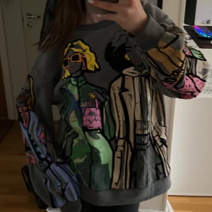 Sweatshirt  - Fin och färgglad sweatshirt från ZARA. Använd endast vid få tillfällen.