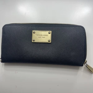 MICHAEL KORS -   TRYCK EJ PÅ KÖP NU säljer nu min Michael kors plånbok, då den inte längre kommer till användning. Nypris på Michael kors plånbok är 1500. Skriv privat om du är intresserad! 
