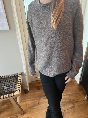 Stickad tröja  - Stickad tröja. Aldrig använd. Väldigt mjuk. Köpt för ca 250kr