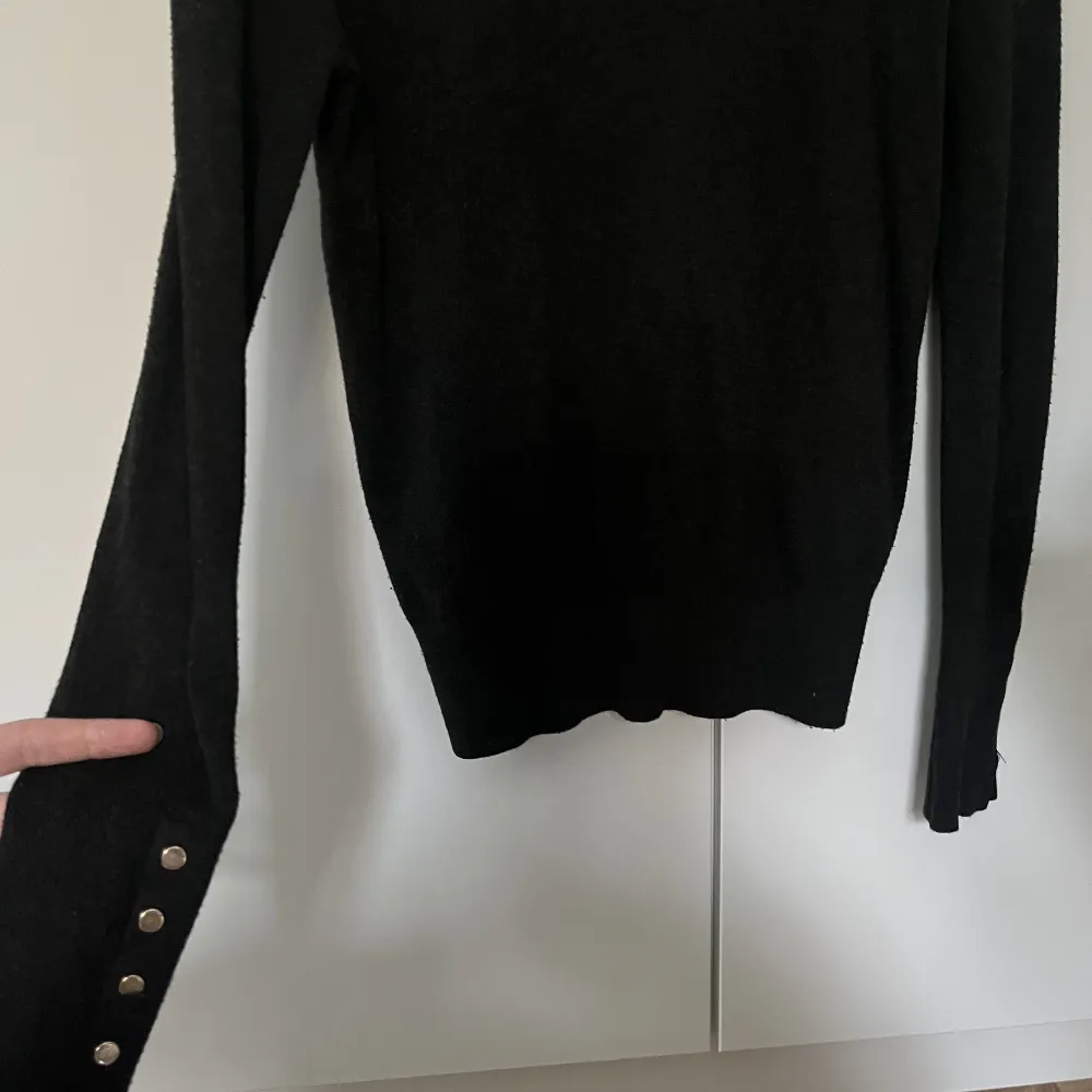 Säljer denna super snygga super sköna tröja från zara med fina knappar på ärmen🥰färg: svart / mörkgrå jätte najs och bra skick🙌 använd ett få tal gånger 👌 pris är diskuterbart🙏. Tröjor & Koftor.