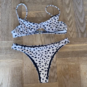 Bikini set  - Från Zaful i strl S. Ljusrosa/beige med svarta prickar. Utan inlägg. Kupan är ganska liten, men funkar om man har mindre byst.  Bara över-/underdel - 30kr. Hela setet - 40kr. Bra skick!