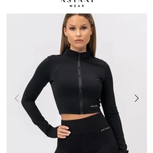 Crop top  - Säljer denna crop top från astiani wear. Aldrig använd. Storlek M men tight passform 