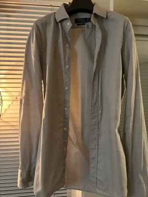 Ralp Lauren Skjorta - Skjortan är i god skick. Slim fit-size