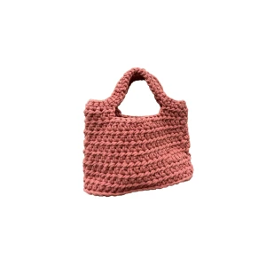 Virkad väska - JUST NU SÄNKT PRIS OCH FRI FRAKT!!! 🤩Väskan är handgjord och virkad i 100% återvunnet bomullsgarn. Härligt höstig färg som passar till årstiden samtidigt som du får plats med alla nödvändigheter!!💕