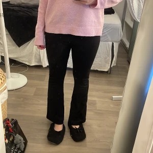 Utsvängda tights - Läs bio! Svarta utsvängda tights från Gina Tricot❤️Tyvärr är dem lite för korta för mig (165cm)❤️