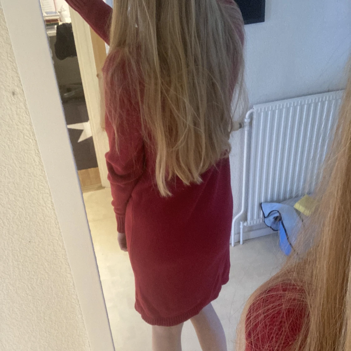 Röd stickad klänning  - 90