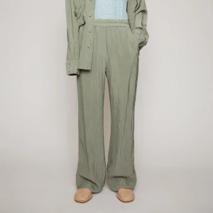 ACNE STUDIOS byxor (nya) - Sample Acne Studios Pame Structured Pants.  Storlek 34. Aldrig använda pga för små!   Grön/gråa. 