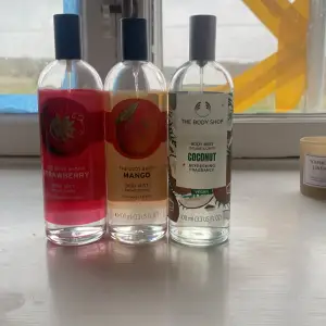  The Body Shop body mist med doft av mango, jordgubb och coconut 40kr st eller 100kr för alla tre. ( går att diskutera priserna.)