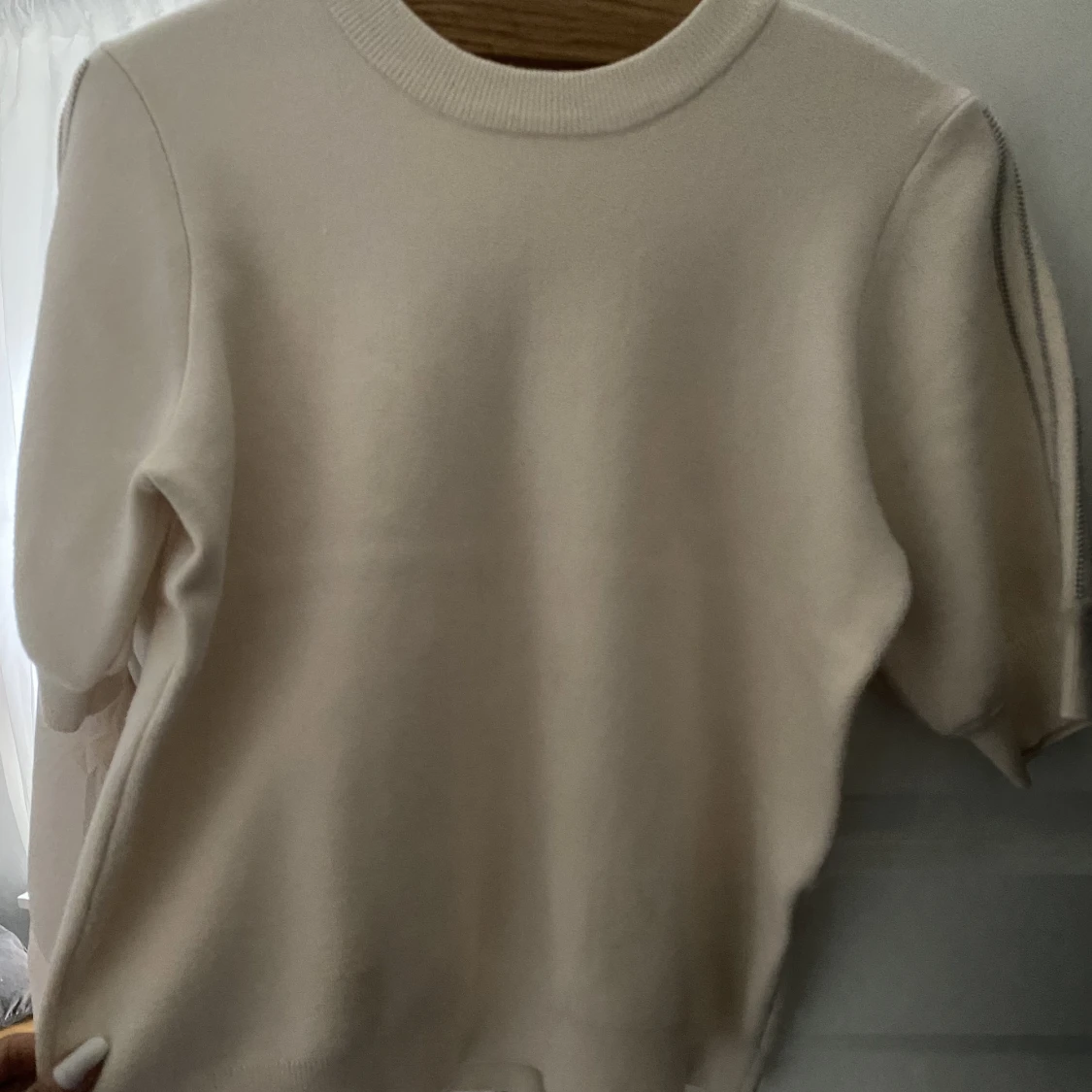 Superfin tröja med vackra detaljer  - 91