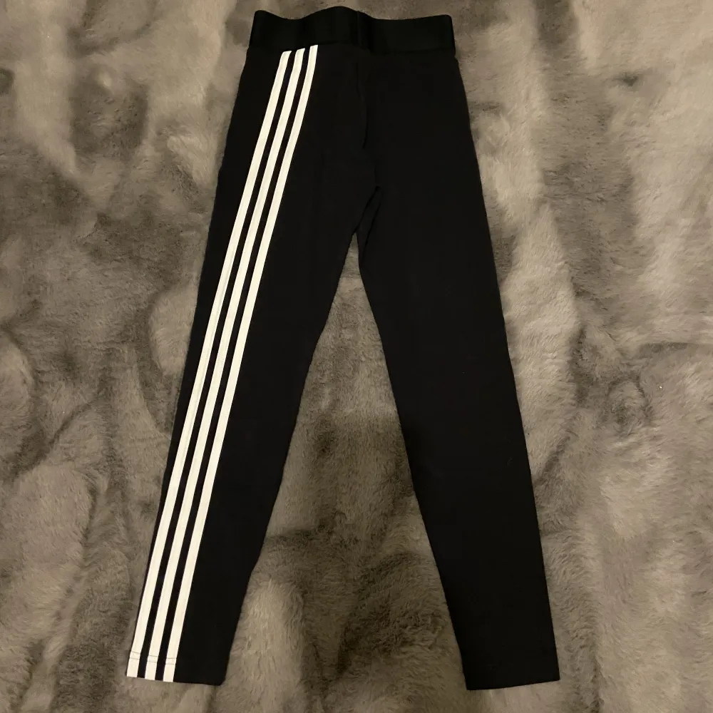 Användes en gång för 3 år sen. Äkta adidas och väldigt bekväma. . Jeans & Byxor.