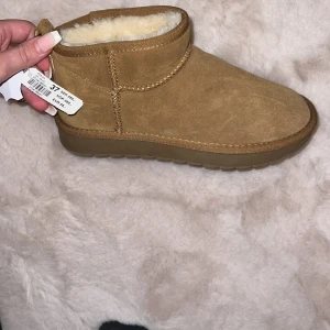 Intressekoll - Storlek 37 helt nya säljer för 500kr. Säljer även massa andra skor och kläder i bra skick💖tänk på att det bara är fri frakt några dagar till