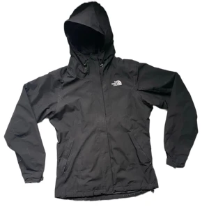 The North Face 3 in 1 jacka - En svart TNF 3 i 1 jacka vilket innebär att det finns en typ windbreaker jacka och en innerjacka inuti (bild 3). Kan bäras bara windbreakern, bara innerjackan, eller båfa tillsammans, de sitter då ihop med zipper. Inga hål men lite slitage, dm för bilder.