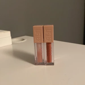 Maybelline Lifter Gloss - Oanvända Maybeline lifter gloss för endast 70kr är fan sjukt😍 säljs nu! De ska inte torra ut läpparna för det innehåller hyaluronic acid! Använder inte lip gloss så onödigt köpt av mig. Priset går och diskuteras❤️ båda för 140 och en för 70!