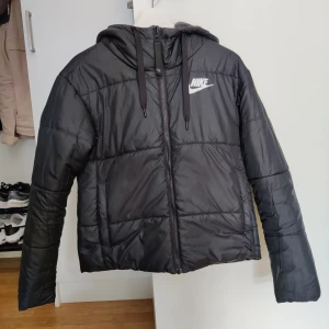 Jacka Nike - Dunjacka från Nike som går att vända in och ut på för att få olika stilar. Jackan är stl S men passar även liten M. 