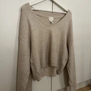 Beige stickad tröja - Beige stickad tröja från H&M. Använd fåtal gånger. 🤍 Strolek S 