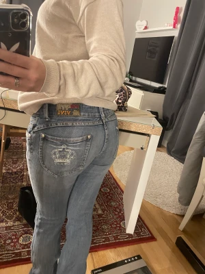 Lågmidjade Jeans - Säljer mina miss vivi jeans. Dragkedjan behöver lagning. Kom privat för bild (inget stort). Sitter riktigt bekvämt. Gör lite ont i hjärtat att sälja dessa men de kommer inte till användning. Innerbenslängden är 82 cm och midjemått 35 cm tvärsöver🫶🏼