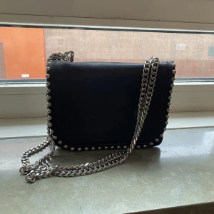 Handväska  - Fin handväska både till vardags och fest! Använt ett fåtal gånger