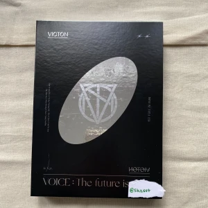 VICTON Voice: The Future Is Now (Is version) - Fint skick men har några märken på framsidan som var där när jag köpte det. Allt ingår, även photocards och pobs! ♡ Skriv om du är intresserad, har några frågor eller vill se fler bilder! ⚠️Photocards på sista sidan ⚠️