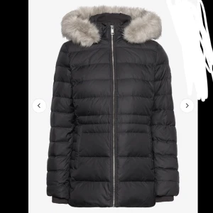 Tommy Hilfiger vinterjacka - äkta Tommy Hilfiger vinter jacka som är i nyskick, använt under en halv vinter och pälsen går att ta av. Fickorna håller händerna varma som ni ser i tredje bilden. Orginalpris: 3499kr och har kvar kvittot. Skriv vid intresse!