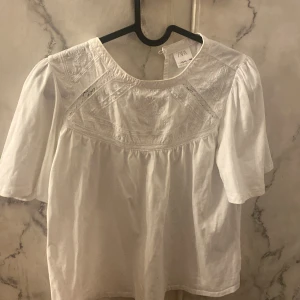 En vit fik blus - En fin vit blus som ej kommer t användning, har använt fåtal gånger och ser helt som ny ut, nypris ca 350kr