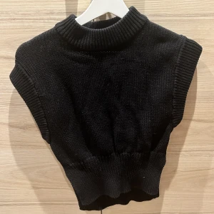 Stickad väst  - Fint skick då den knappt blev använd. 