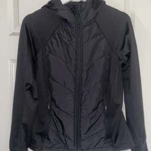 Träningsjacka - Jacka i svart! Är in fint skick✨ Köparen står för frakt💗