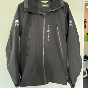 Spray Ocean Sail Racing Jacka  - Svart sailracing jacka i large. Super skick! Använd under 1 säsong men väl omhändertagen. Nypris 3800 kr men säljer för 1800, vid snabb deal kan priset diskuteras!☺️