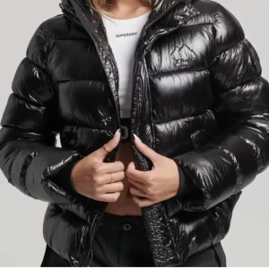 Superdry - Säljer superdry jacka som är i bra skick. Perfekt till vintern! Säljer då jag inte använder den