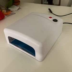 UV-lampa  - Nagellampa, UV ljus. Har några hår på nacken och en lampa är lite sne, men den funkar.  Köparen står för frakt 