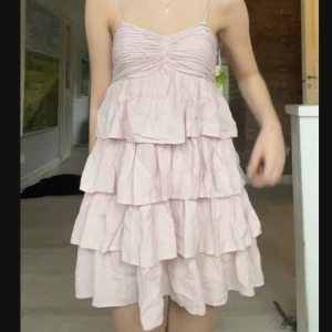 Klänning  - Säljer denna super söta klänningen,köpt från plick ❤️ fläcken på tredje bilden är bara vatten så inget att bry sig om!🌟använd gärna köp nu och hör av er för fler bilder  