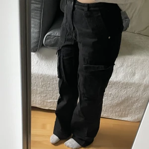 Svarta cargo byxor - Svarta cargo byxor köpta från Bershka - medium Rise cargo straight. Väldigt sköna byxor som passar till alla outfits!