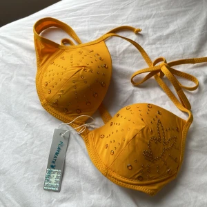 Playboy bikinitopp - Jättesnygg bikinitopp från Playboy, den är tyvärr förstor för mig så den kommer aldrig till användning :( Endast testad och lappen är kvar. Skriv om du har några frågor!