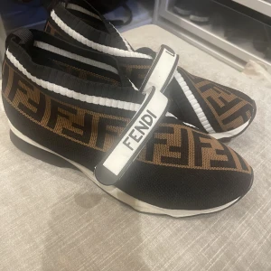 Fendi sneakers - Använt 2 ggr Förstora för mig